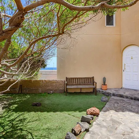 Medano Seaside Villa, Jacuzzi & Pool Villa *