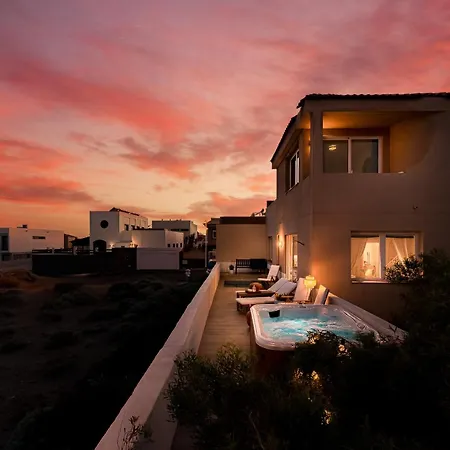 Medano Seaside Villa, Jacuzzi & Pool Villa *